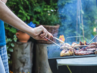 Food City has some simple steps for a cookout with Dad that's tasty and good for you.