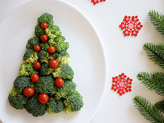 When bright red and green decorations adorn our homes and communities, we know the holiday season is in full swing! Use these colors to build a festive holiday plate as well!